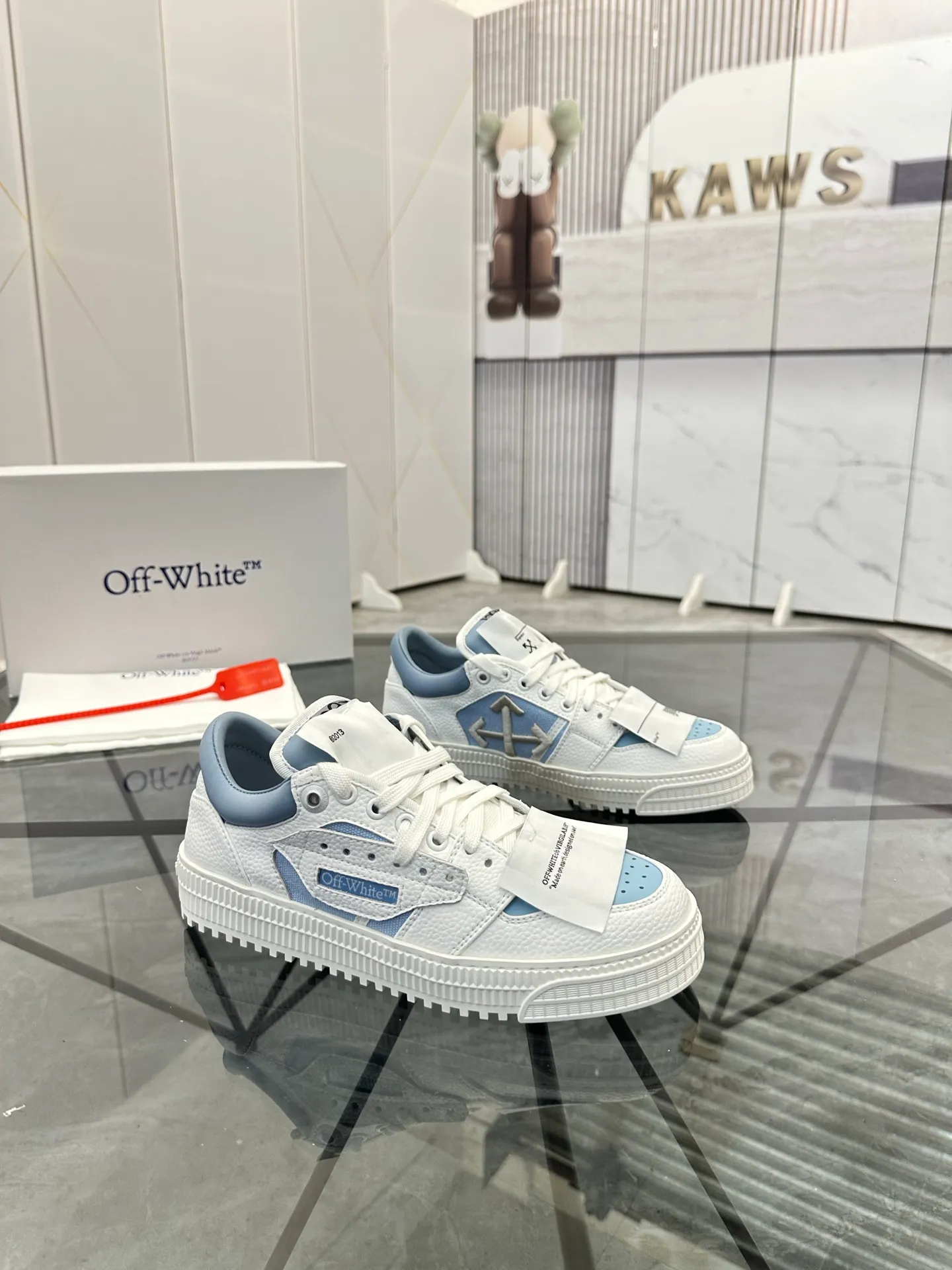 Selling men's shoes 💰: 💰P500¥ High-end top quality Product trademark: OFF WHITE *"OFF WHITE*" low-top casual shoes Regular size: 35-45 (can be customized to 46) Couple style Product materials: Upper imported first-layer cowhide stitched with original fabric, genuine leather lining, original outsole. No.: H203